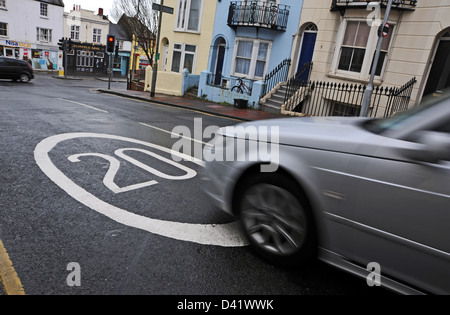 Nouveau 20 mph, des panneaux ont été peints sur les routes de Brighton qu'une nouvelle limite de vitesse est introduit Banque D'Images