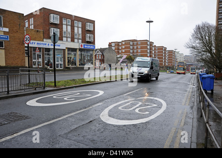 20 mph signes ont été peintes sur les routes de Brighton qu'une nouvelle limite de vitesse est introduit Banque D'Images