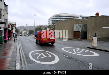 20 mph signes ont été peintes sur les routes de Brighton qu'une nouvelle limite de vitesse est introduit Banque D'Images