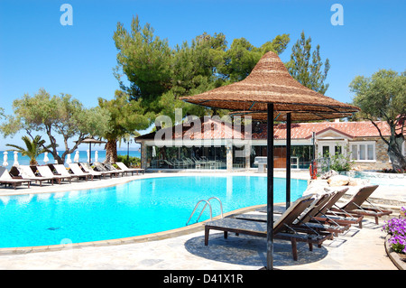 Piscine et bar à la plage, à l'hôtel de luxe, Halkidiki, Grèce Banque D'Images