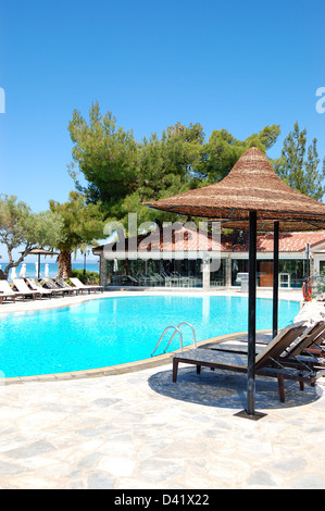 Piscine et bar à la plage, à l'hôtel de luxe, Halkidiki, Grèce Banque D'Images