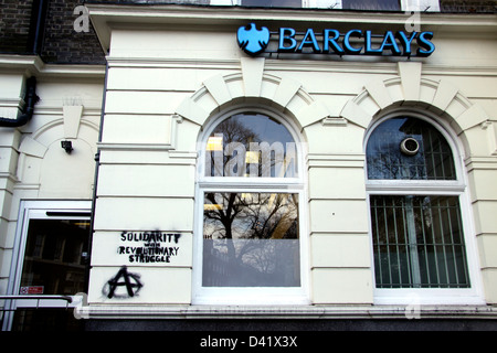 Un graffiti sur une branche de Barclay's Bank à Islington, Londres Banque D'Images