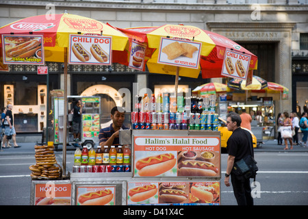 Stand de hot-dog halal sur 5e Cinquième Avenue à New York Banque D'Images