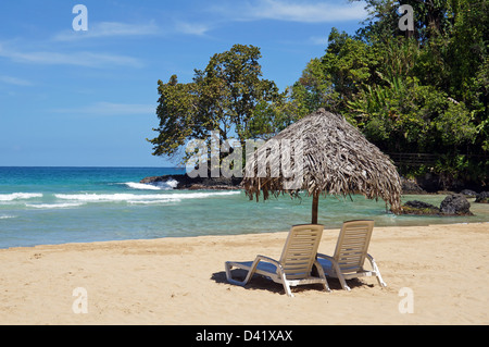 Deux chaises de plage avec un parasol en chaume sur sable immaculé, l'Amérique centrale, le Panama Banque D'Images