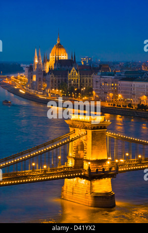 Le pont de la chaîne, Szechenyi Lanchid, au-dessus du Danube la nuit Budapest, Hongrie, UE, Europe Banque D'Images