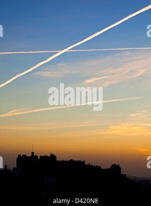 Ville d'Édimbourg, Écosse, Royaume-Uni, 1er mars 2013. Ciel du soir colorés au-dessus de la ville pour terminer le premier jour du printemps dont un sautoir croix au-dessus du château. Banque D'Images