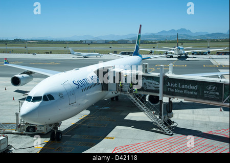 South African Airways Airbus A340 sur un stand lors de l'Aéroport International de Cape Town Afrique du Sud jet longue portée passager ASA Banque D'Images