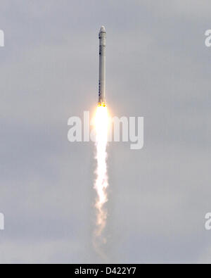Le SpaceX Falcon 9 fusée de lancement commercial décolle avec la capsule Dragon de 40 complexes de lancement le 1 mars 2013 à Cap Canaveral, en Floride. La capsule Dragon de SpaceX, financé par le secteur privé fait son troisième voyage à la Station spatiale internationale pour une mission de ravitaillement. Banque D'Images