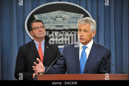 Le secrétaire américain à la défense Chuck Hagel donne son premier point de presse au Pentagone, le 1 mars 2013 à Arlington, VA. Hagel a discuté le début de la séquestration du budget et les graves répercussions qu'il aura sur la sécurité nationale et de l'état de préparation de l'armée. Banque D'Images