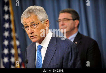 Le secrétaire américain à la défense Chuck Hagel donne son premier point de presse au Pentagone, le 1 mars 2013 à Arlington, VA. Hagel a discuté le début de la séquestration du budget et les graves répercussions qu'il aura sur la sécurité nationale et de l'état de préparation de l'armée. Banque D'Images