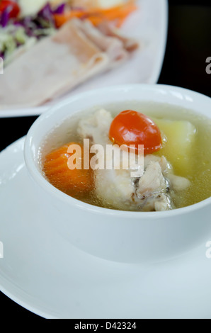 Soupe au poulet avec des légumes dans un bol blanc Banque D'Images