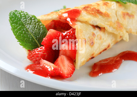 La crêpe remplie de fraises fraîches Banque D'Images