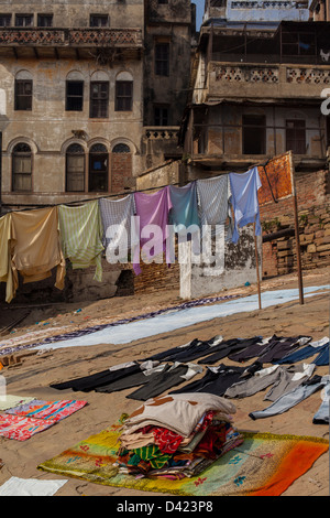 Lave-linge séchant sur les ghats de Varanasi, Inde Banque D'Images