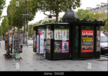 Un kiosque à journaux et de la vente de produits touristiques, Champs Elysées, Paris, France. Banque D'Images