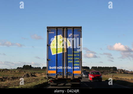 Camion de recyclage On Country Road avec slogan "N'oubliez pas de recycler vos bouteilles de lait en plastique ' Angleterre Banque D'Images