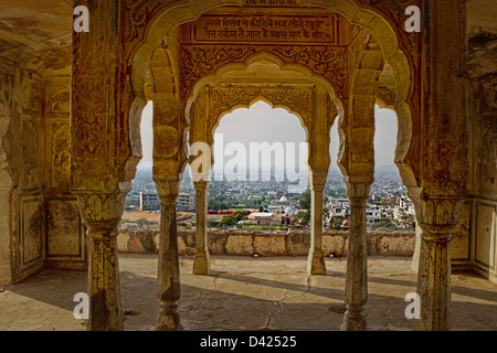 Surya Mandir (Temple du Soleil) et une vue à partir de là sur la ville de Jaipur, Rajasthan, Inde. Banque D'Images