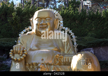 Golden Buddha assis à Haedong Temple Yonggung à Busan, Corée du Sud Banque D'Images