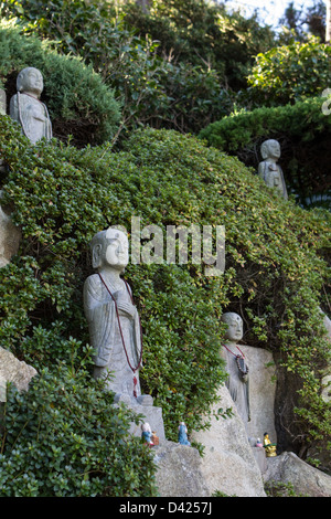 Peu de Bouddhas à Haedong Temple Yonggung à Busan, Corée du Sud Banque D'Images