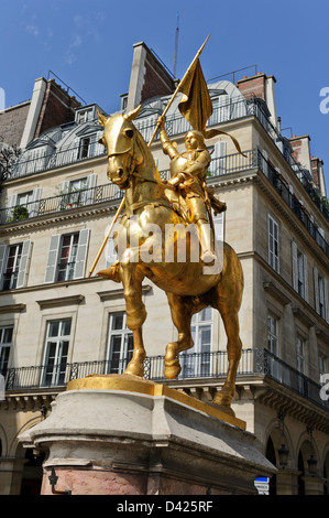 Jeanne d'Arc sculpture équestre doré, Paris, France. Banque D'Images