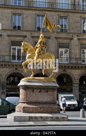 Jeanne d'Arc sculpture équestre doré, Paris, France. Banque D'Images