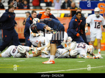 1 mars 2013 - Syracuse, New York, États-Unis - le 1 mars 2013 : Virginia Cavaliers défenseur Scott McWilliams # 27 réagit à la suite de ses équipes 9-8 heures supplémentaires perte pour l'Orange de Syracuse dans une partie de crosse de la NCAA au Carrier Dome à Syracuse, New York. Banque D'Images