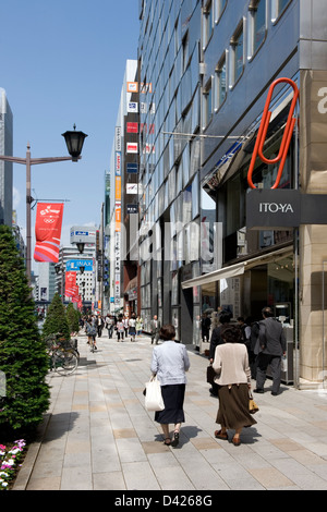 Par un après-midi ensoleillé shoppers marcher le long de l'avenue Chuo-dori (rue principale) dans le très chic quartier commerçant de Ginza à Tokyo. Banque D'Images