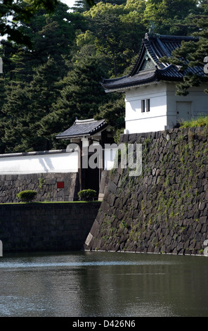 Embarquement à Sakuradamon les douves de l'ancien château d'Edo qui est abrite aujourd'hui le Palais Impérial au coeur de Chiyoda-ku, Tokyo. Banque D'Images