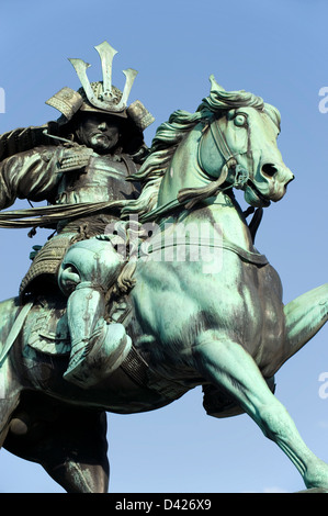 Statue de bronze de Kusunoki Masashige, 14e siècle Samurai Warrior, à cheval en Kokyogaien Park près de Imperial Palace, Tokyo. Banque D'Images