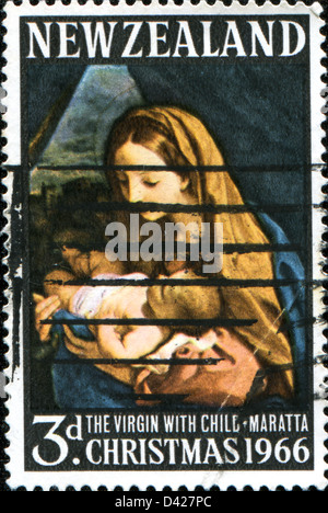 Nouvelle-zélande - VERS 1966 : un timbre imprimé en Nouvelle-Zélande montre la Vierge à l'enfant par Maratta, vers 1966 Banque D'Images