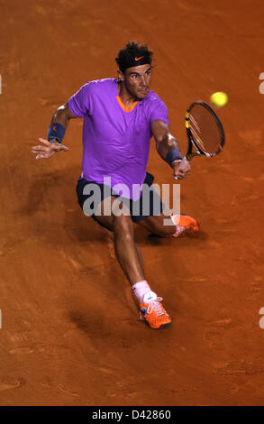 Acapulco, Mexique, Tennis Open 2013 - Jour 5 demi-finale, Rafael Nadal de l'Espagne les diapositives pour frapper une balle contre Nicolás Almagro de l'Espagne. Banque D'Images