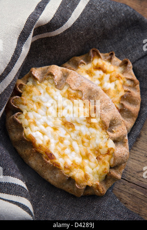 Pasties de Carélie finlandaise traditionnelle sur fond de bois rustique Banque D'Images