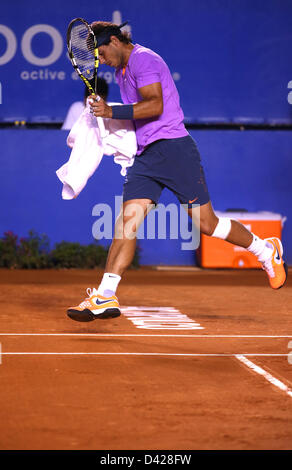 Acapulco, Mexique, Tennis Open 2013 - Rafael Nadal de l'Espagne le houblon sur lignes à démarrer le match de demi-finale contre Nicolás Almagro de l'Espagne pendant le jour 5. Banque D'Images