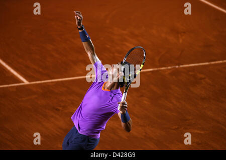 Acapulco, Mexique, Tennis Open 2013 - Rafael Nadal sert d'Espagne contre Nicolás Almagro de l'Espagne sur la demi-finale au cours de jour 5 de l'Open du Mexique à Acapulco, Mexique. Banque D'Images