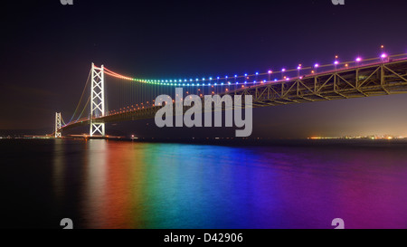 Lumières arc-en-ciel sur le pont Akashi Ohashi (PEARL) à Kobe, au Japon. Banque D'Images
