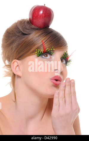 Femme jouer avec pomme rouge Banque D'Images