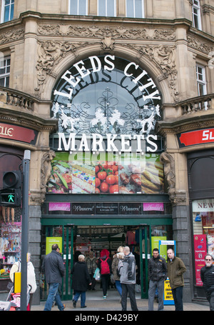 L'entrée de Leeds Kirkgate Market, England UK Banque D'Images