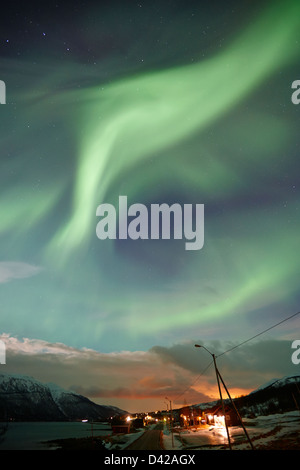 Avis de northern lights aurores boréales tourbillonnant près de Tromso, dans le nord de la norvège, Europe Banque D'Images