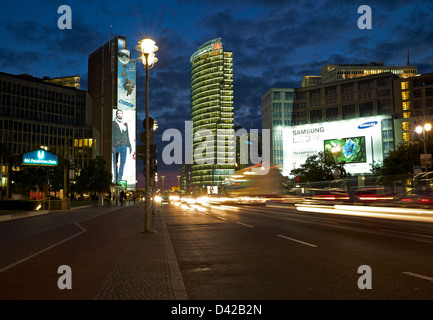 Berlin, Allemagne, le Leipziger Strasse vers Potsdamer Platz dans la soirée Banque D'Images