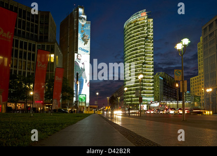 Berlin, Allemagne, le Leipziger Strasse vers Potsdamer Platz dans la soirée Banque D'Images