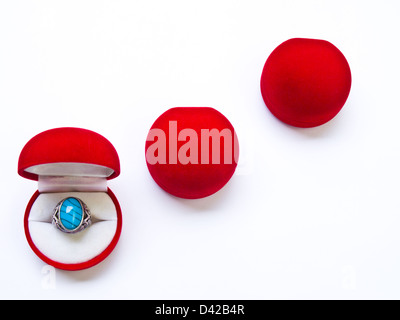 Ouvert bijoux boîtes ronde rouge isolé sur fond blanc Banque D'Images