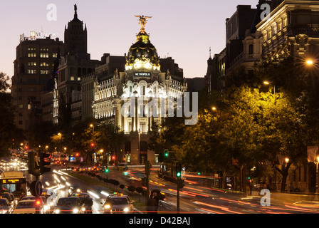 Madrid, Espagne, l'Edificio Metropolis soirée sur la Gran Via, dans le trafic de premier plan Banque D'Images