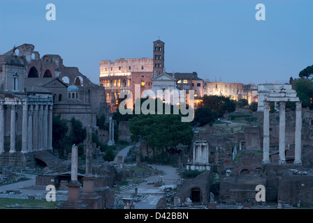 Rome, Italie, dawn sur le Forum romain avec le Colisée en arrière-plan Banque D'Images