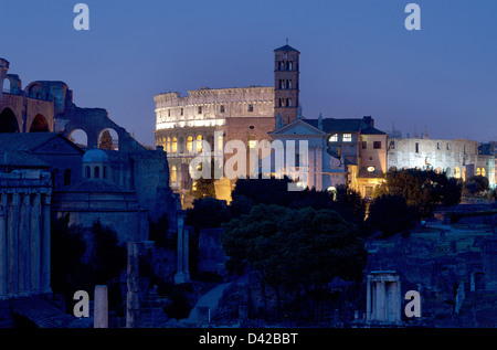 Rome, Italie, dawn sur le Forum romain avec le Colisée en arrière-plan Banque D'Images