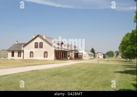 Blue sky view Post Ligne Agents & Burt du chirurgien, maisons en direction de sutler Store & Quartier de cavalerie, Fort Laramie, Wyoming, USA Banque D'Images