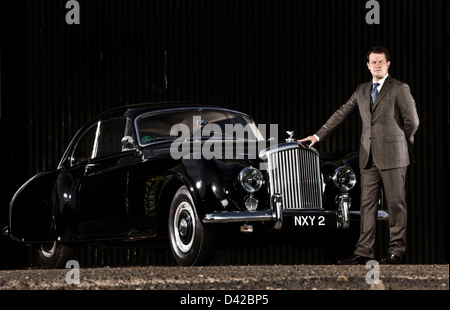 Chauffeur stands avec Bentley R Type voiture Continental Banque D'Images