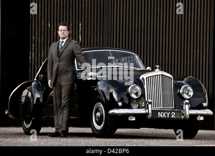 Chauffeur stands avec Bentley R Type voiture Continental Banque D'Images