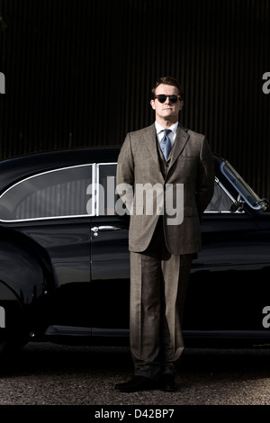 Chauffeur stands avec Bentley R Type voiture Continental Banque D'Images