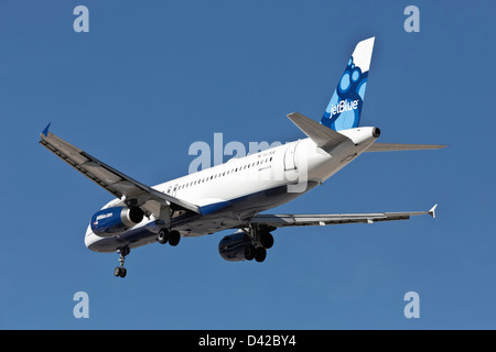 Airbus A320 de JetBlue en approche finale Banque D'Images