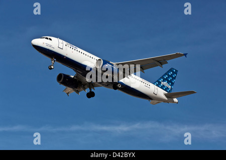 Airbus A320 de JetBlue en approche finale Banque D'Images