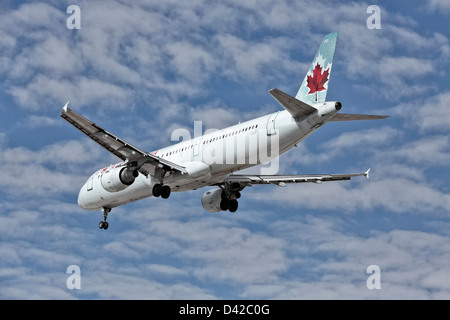 Airbus A321 d'Air Canada en approche finale Banque D'Images